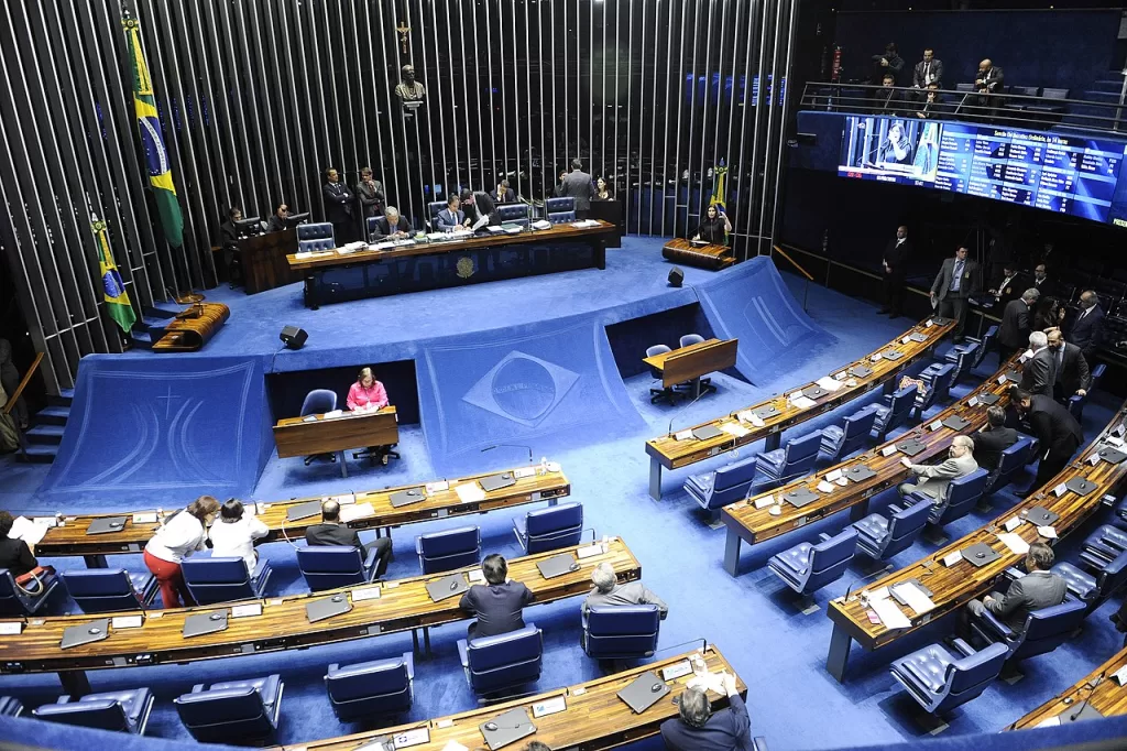 CPI significa Comissão Parlamentar de Inquérito. É como um "time de investigação" formado dentro do Congresso Nacional para apurar fatos específicos que precisam de esclarecimento.