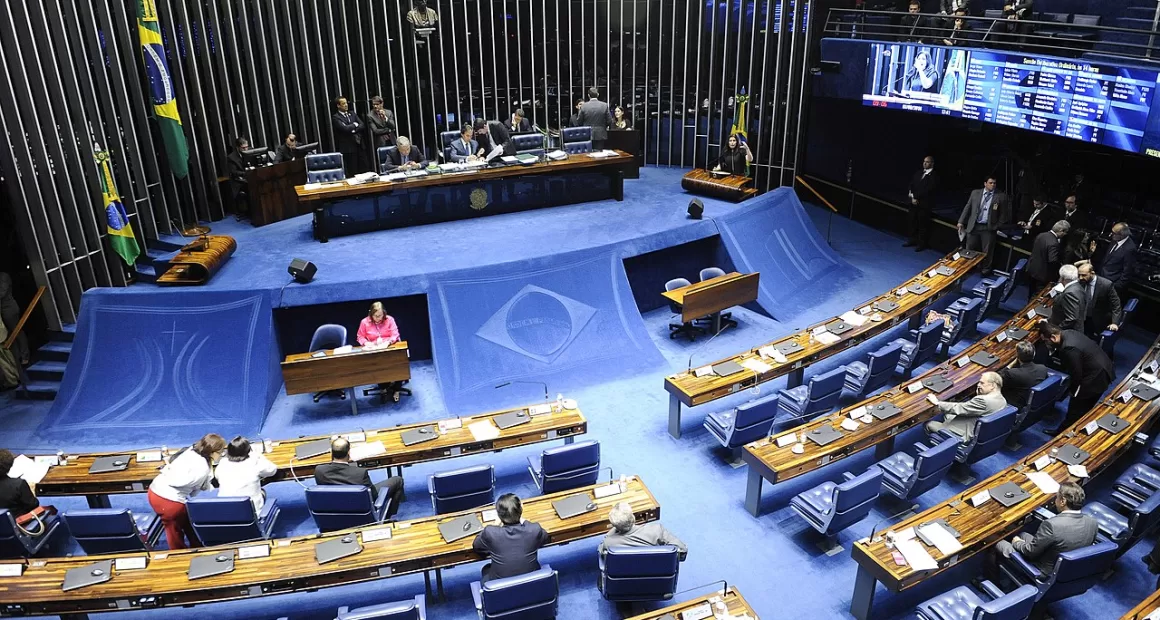 CPI significa Comissão Parlamentar de Inquérito. É como um "time de investigação" formado dentro do Congresso Nacional para apurar fatos específicos que precisam de esclarecimento.