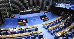 CPI significa Comissão Parlamentar de Inquérito. É como um "time de investigação" formado dentro do Congresso Nacional para apurar fatos específicos que precisam de esclarecimento.