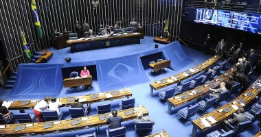 CPI significa Comissão Parlamentar de Inquérito. É como um "time de investigação" formado dentro do Congresso Nacional para apurar fatos específicos que precisam de esclarecimento.